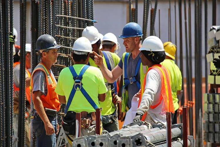 Mercado de trabalho retrai em SJB e Campos em março e segue forte em Macaé