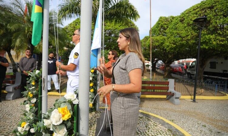 Hasteamento de bandeiras e inauguração de busto marcam data histórica em SJB