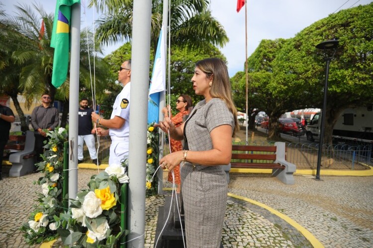 Hasteamento de bandeiras e inauguração de busto marcam data histórica em SJB