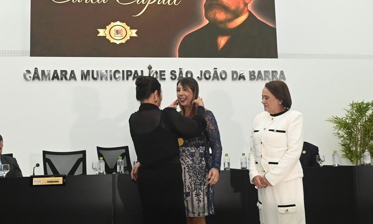 Carla Caputi recebe a Medalha Barão de Barcelos, maior honraria da Câmara de SJB