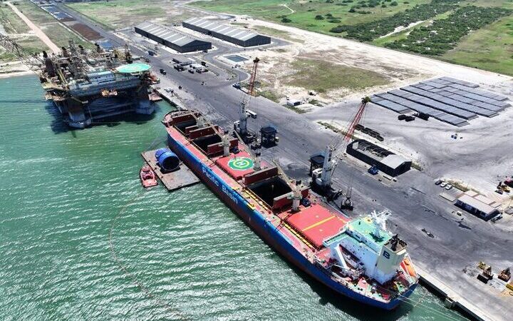 Chineses negociam a compra de 70% do Porto de Açu
