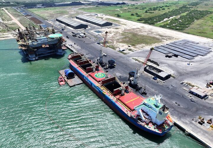 Chineses negociam a compra de 70% do Porto de Açu