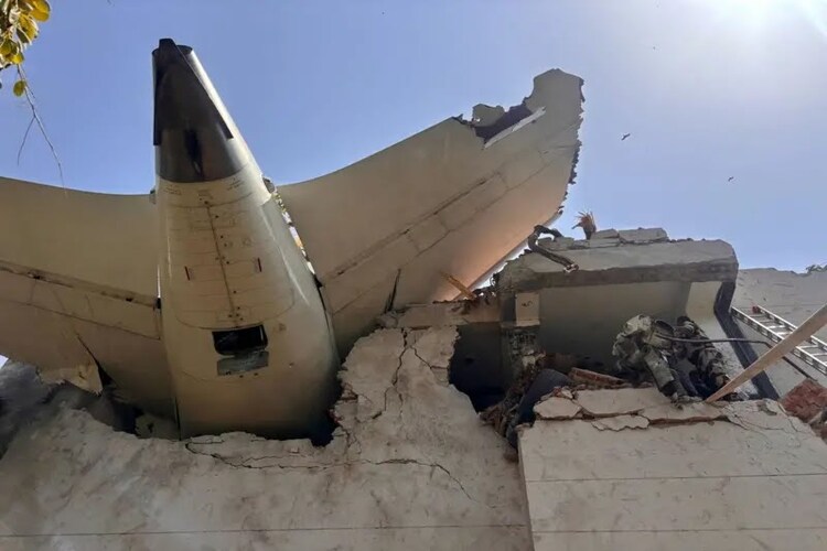 Avião cai com mais de 240 pessoas no Noroeste da Índia