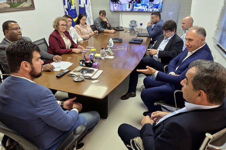 Prefeito de Macaé cobra melhorias da Enel em reunião com CEO da empresa