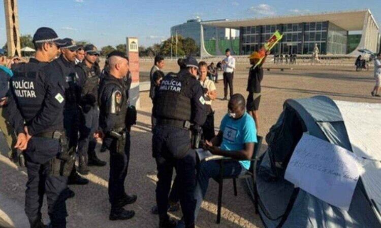 Deputado do PL do RJ acampa em frente ao STF e usa fita na boca em apoio a Bolsonaro
