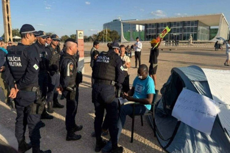 Deputado do PL do RJ acampa em frente ao STF e usa fita na boca em apoio a Bolsonaro