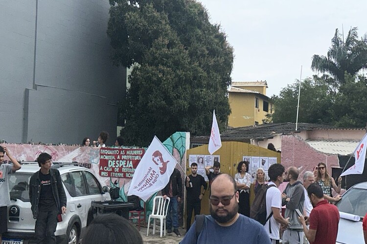 Cabo Frio: protesto marca reintegração de posse em imóvel ocupado por mulheres