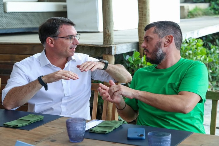 Bacellar e Flávio Bolsonaro reúnem políticos em Búzios