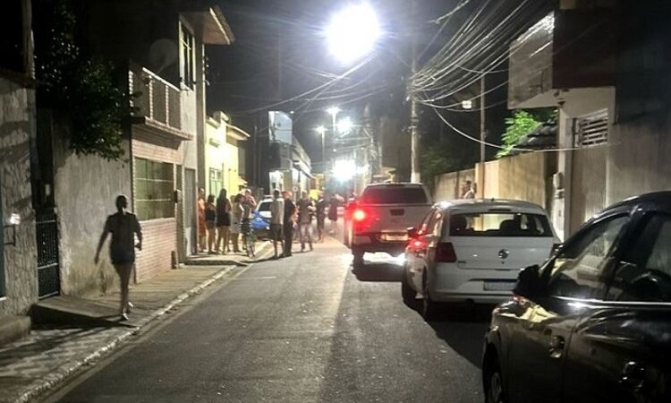 Três bandidos armados invadem residência em São João da Barra