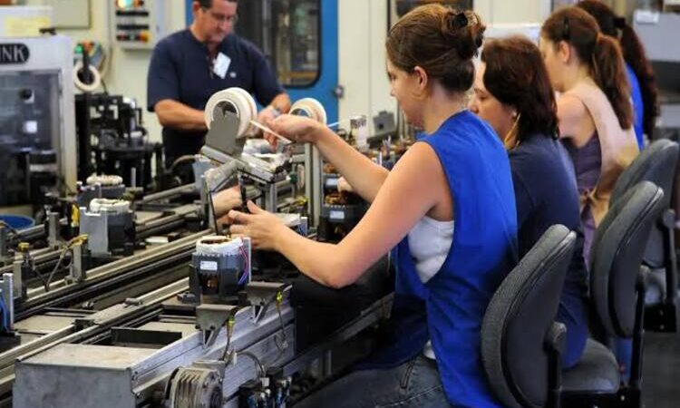 Produção industrial geral do ERJ registra queda em abril, aponta o Nuperj