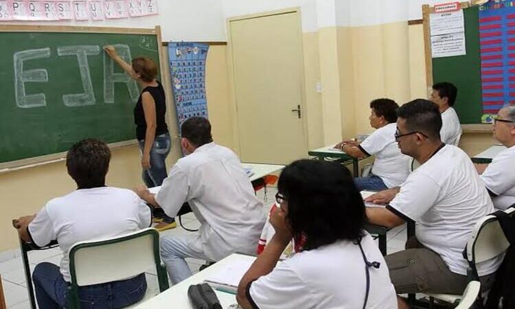 Estado oferece mais de 45 mil vagas para a Educação de Jovens e Adultos