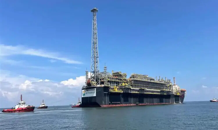 Plataforma da Petrobras que reforçará pré-sal na Bacia de Campos deixa Singapura