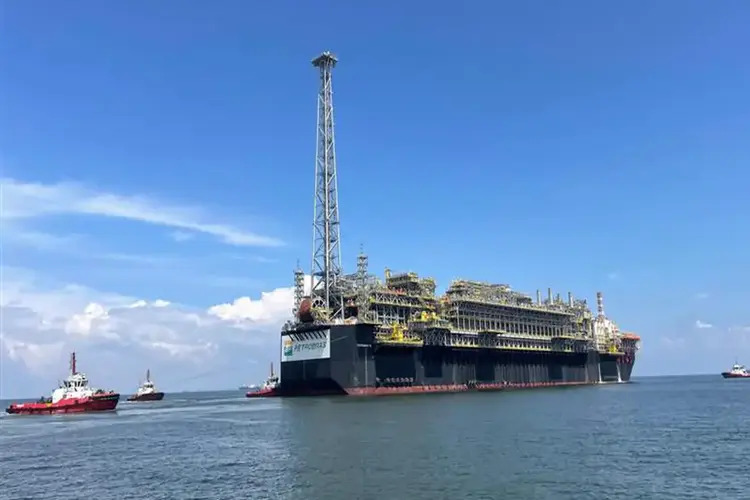 Plataforma da Petrobras que reforçará pré-sal na Bacia de Campos deixa Singapura