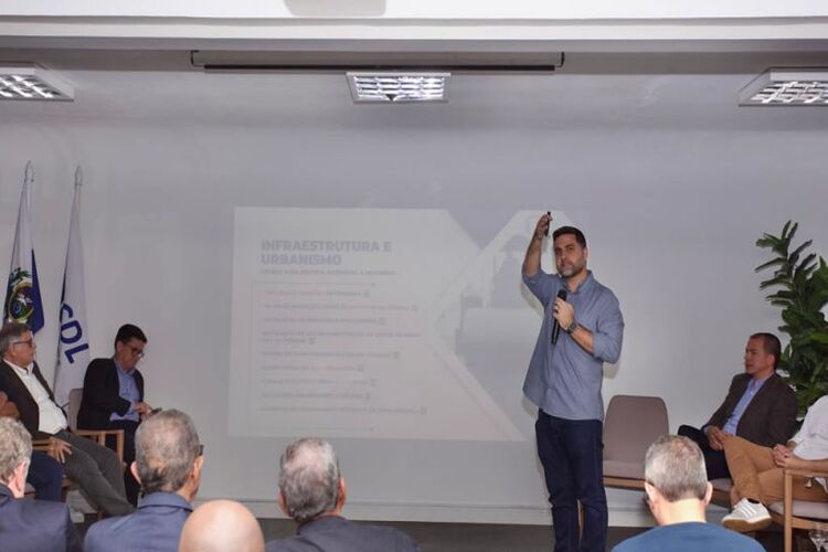 Prefeito de Campos participa de evento na CDL sobre desenvolvimento regional