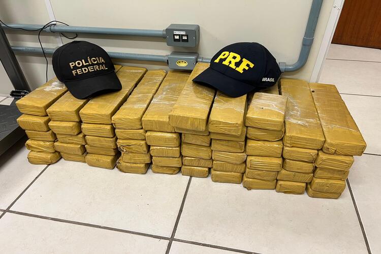 PF prende homem com cerca de 52kg de maconha na BR-101