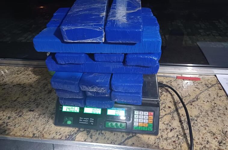 PF e PRF prendem homem com 15kg de maconha em Casimiro de Abreu