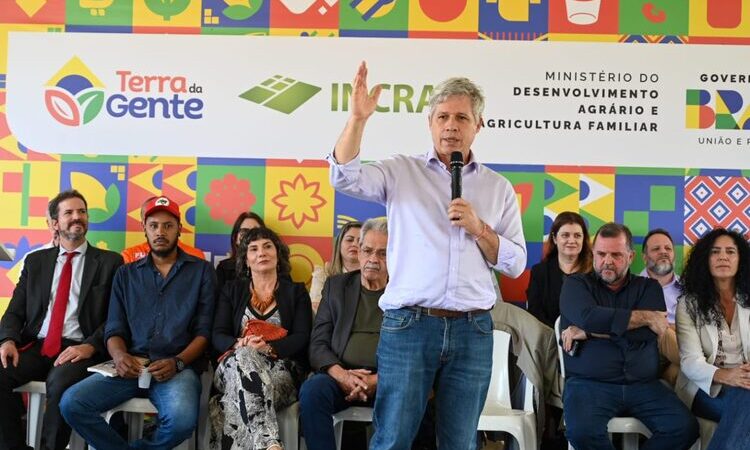 Assentamento em Campos recebe visita do ministro do Desenvolvimento Agrário