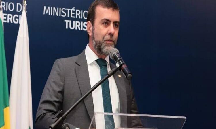 Presidente da Embratur ministra palestra sobre Turismo e Segurança na UENF