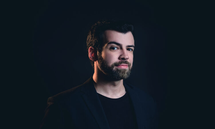 Teatro Firjan Sesi Campos recebe o monólogo “Fora Deste Mundo” com Lucas Toledo
