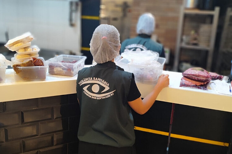 Vigilância Sanitária Campos autua hamburgueria em shopping