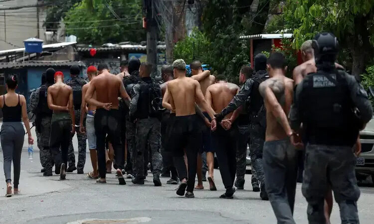 Operação policial no Rio deixa mais de 50 mortos e vias são fechadas por toda cidade
