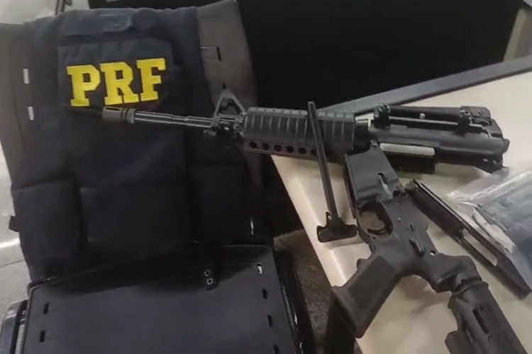 PRF apreende fuzil e os três ocupantes de um carro na BR-101, em Campos