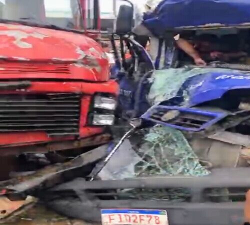 Acidente entre van e caminhão deixa um morto e nove feridos em Campos