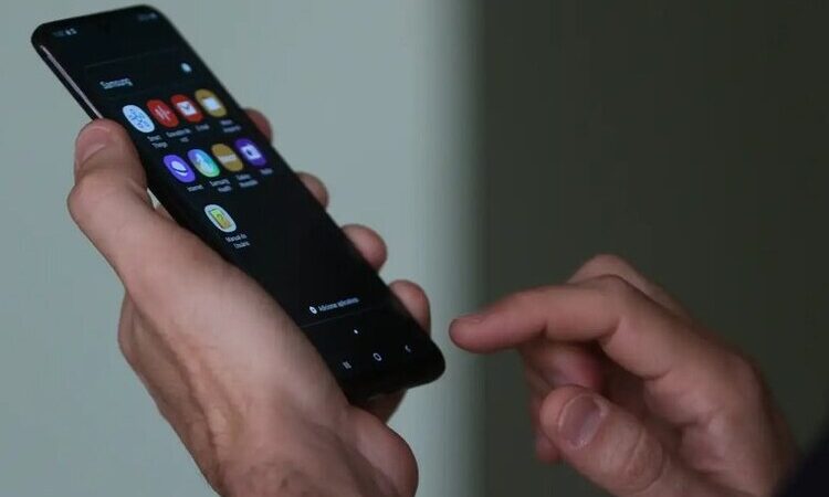 Polícia envia mais de 4 mil intimações a usuários de celulares roubados no ERJ