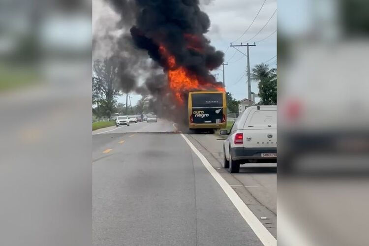 Ônibus destruído por incêndio na BR-356, em São João da Barra