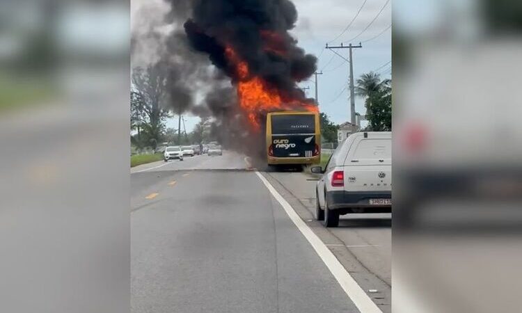 Ônibus destruído por incêndio na BR-356, em São João da Barra