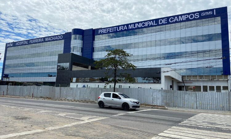 Criança de 10 meses é atacada por pitbull e está em estado grave no HFM em Campos