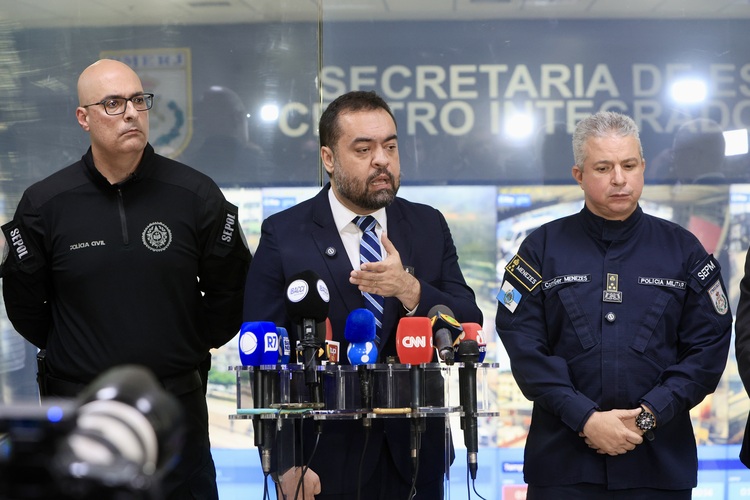 Contenção: 69,6% dos cariocas aprovam ações policiais no Alemão, aponta pesquisa