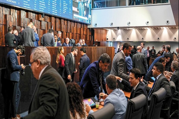 Alerj aprova projeto que permite retorno de PMs e bombeiros aposentados aativa