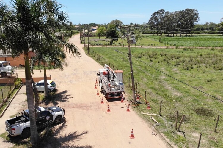 Enel e polícia encontram “gatos” de energia em quatro estabelecimentos em Campos