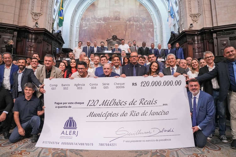 Alerj entrega cheques simbólicos do repasse de R$ 220 milhões a municípios e Estado
