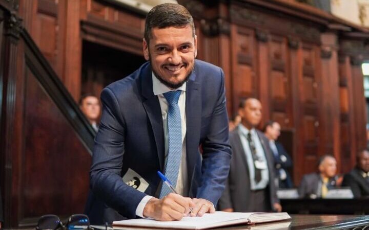 Bacellar protocola pedido de licença na Alerj