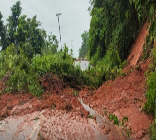 Deslizamento de terra provoca bloqueio na RJ-228, área Norte de Campos