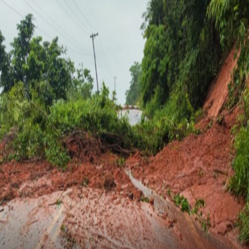 Deslizamento de terra provoca bloqueio na RJ-228, área Norte de Campos