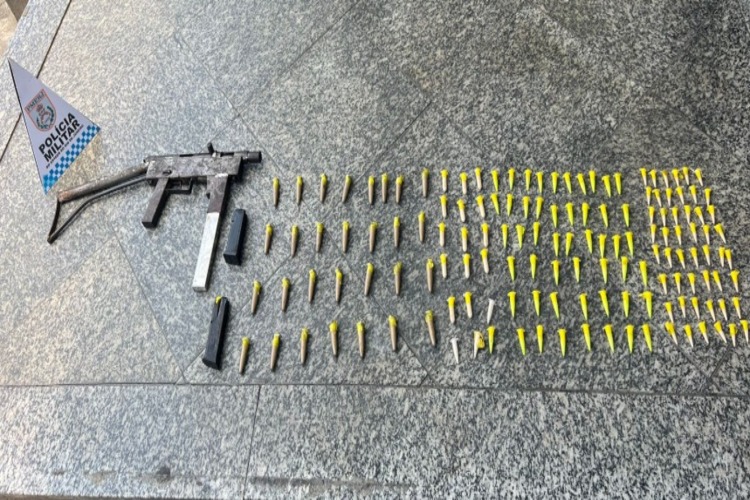 PM apreende submetralhadora em Martins Lage, em Campos