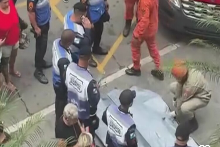 Homem danifica carros, ameaça pessoas, tenta agredir PMs e acaba morto, em Campos