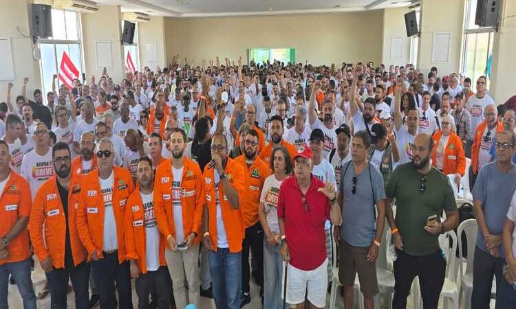 Sindipetro-NF decide manter greve dos petroleiros