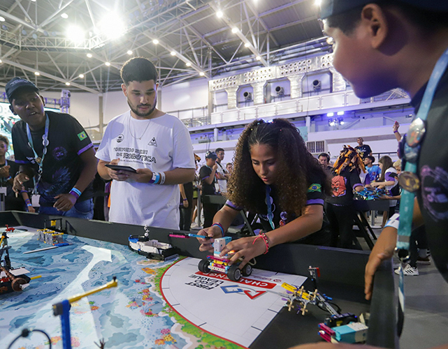 Vinte e dois alunos de Macaé participam de Torneio Regional de Robótica da Firjan Sesi