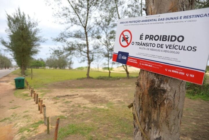 SJB reforça sinalização que proíbe tráfego de veículos na faixa de areia no litoral