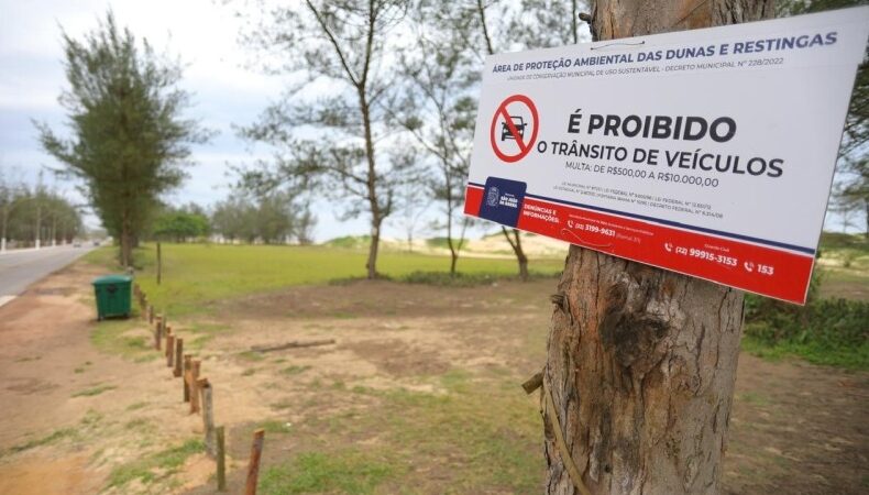 SJB reforça sinalização que proíbe tráfego de veículos na faixa de areia no litoral