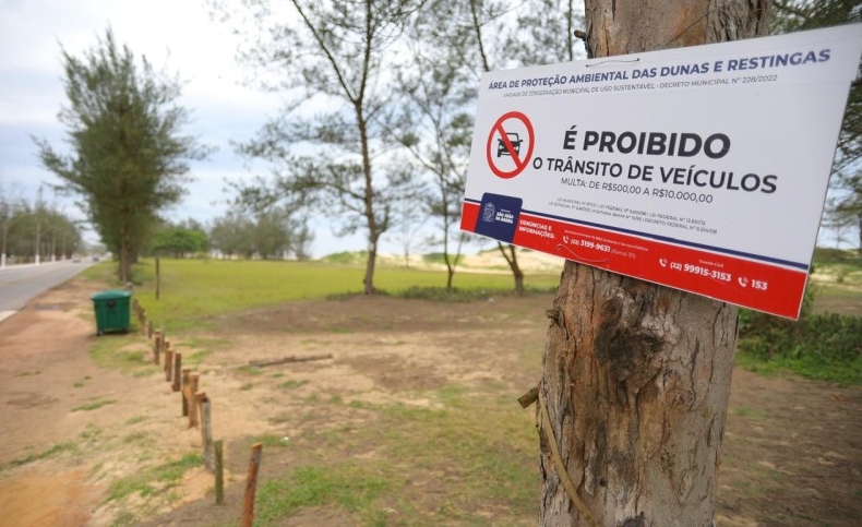 SJB reforça sinalização que proíbe tráfego de veículos na faixa de areia no litoral