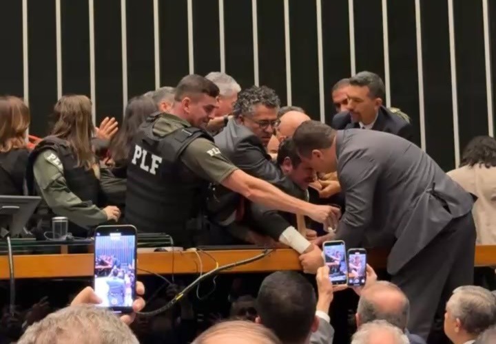 Sentou no lugar errado: deputado do PSOL é retirado a força da Câmara