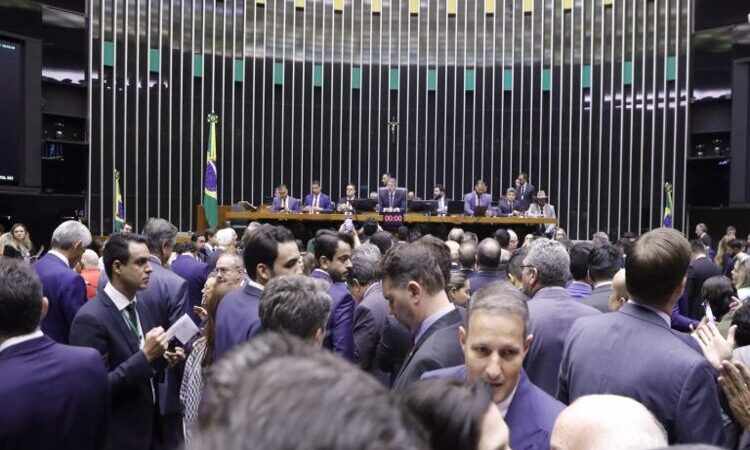 Câmara aprova projeto que reduz penas dos condenados pelo 8 de janeiro