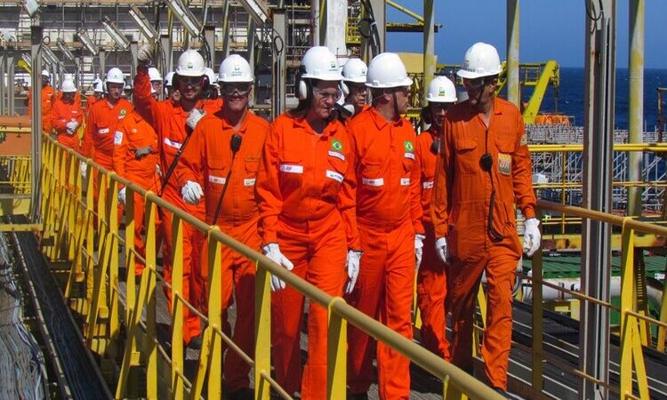 Petroleiros aprovam greve nacional a partir de segunda-feira