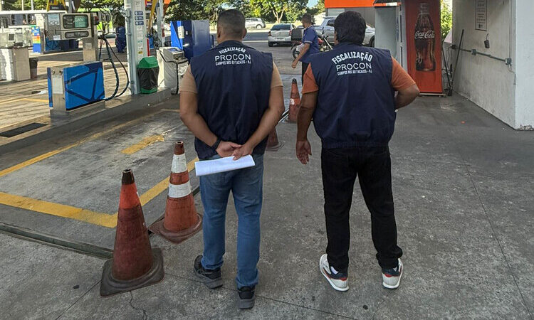 Procon Campos autua posto de combustíveis por fraude em bombas