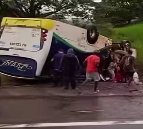 Ônibus capota em Itaperuna e 30 pessoas saem feridas, 10 em estado grave